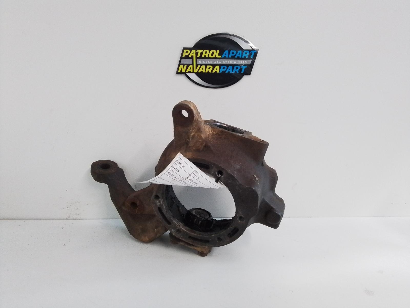 Used Right Swivel Hub 40561-VB100 - Nissan Patrol Y61 GU 12/97