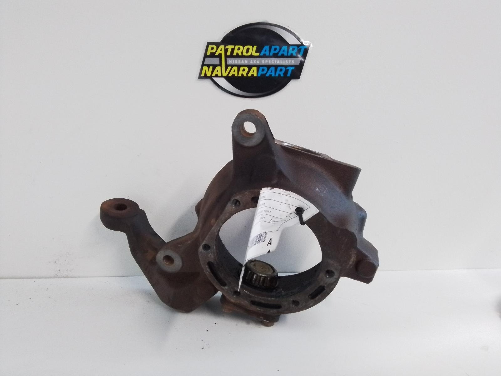 Used Right Swivel Hub 40561-VB100 - Nissan Patrol Y61 GU 12/97
